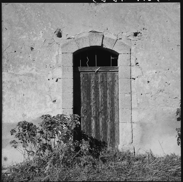 Façade antérieure sud. Porte du logis.