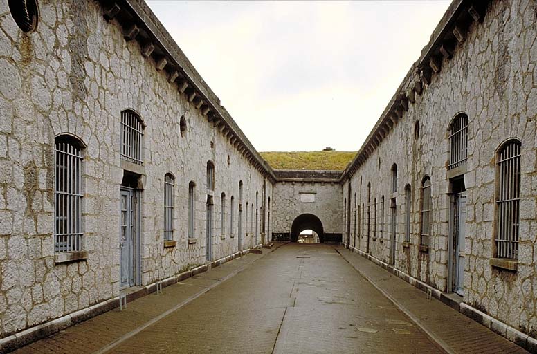 Cour centrale. Vue d'enfilade prise du sud.