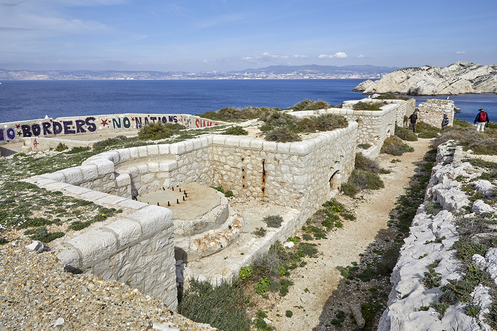 Batterie annexe, vue prise de l'ouest des 3 premiers emplacements de canons de 95mm et du chemin de ronde 