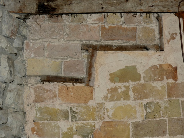 Rez-de-chaussée surélevé, pièce sud. Cloison nord et ancrage des marches de l'escalier.