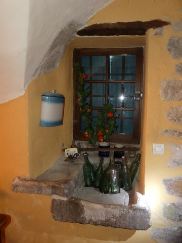 Rez-de-chaussée, logis. Mur nord, pile d'évier.