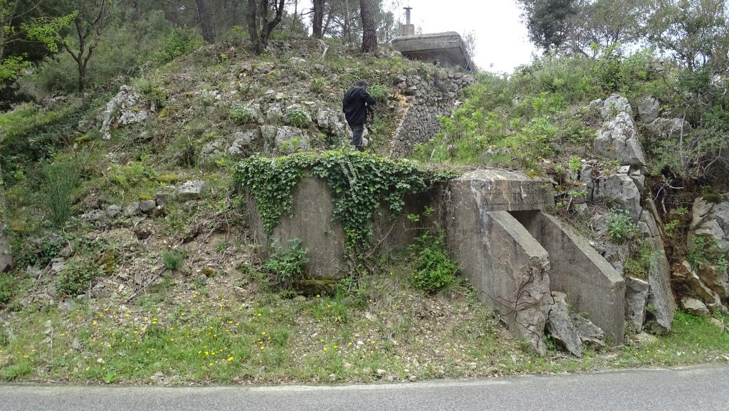 Point de défense routier nord-est de Roquefort-la-Bédoule (Souvarel), tobrouk et abri