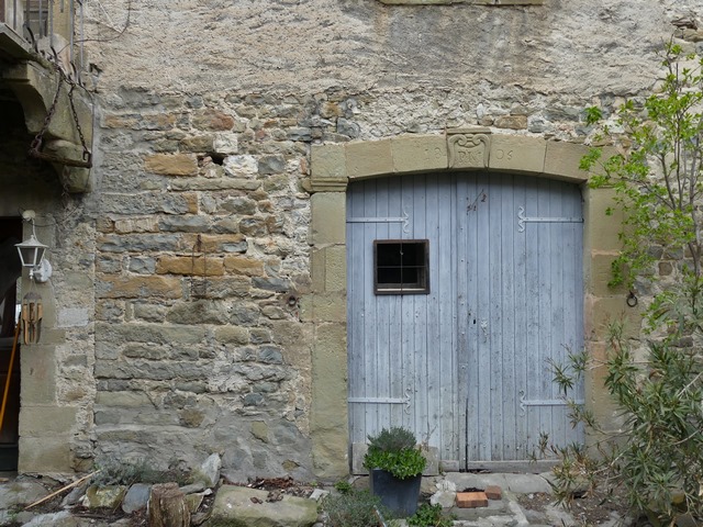 Partie centre-ouest. Elévation sud, premier niveau. Porte avec date portée (1805) et initiales (PM).