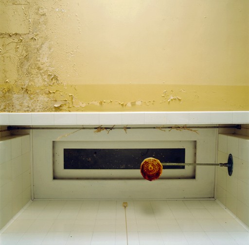 Premier étage. Salle de bain Ae. Alcôve de la baignoire. Plafond éclairant.