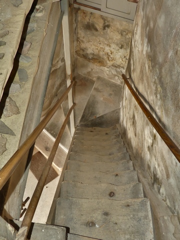 Etage de soubassement, atelier. Mur nord, escalier.