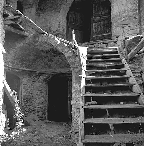 Façade sud-est. Rez-de-chaussée et premier étage. Portes de la bergerie et de la grange basse.