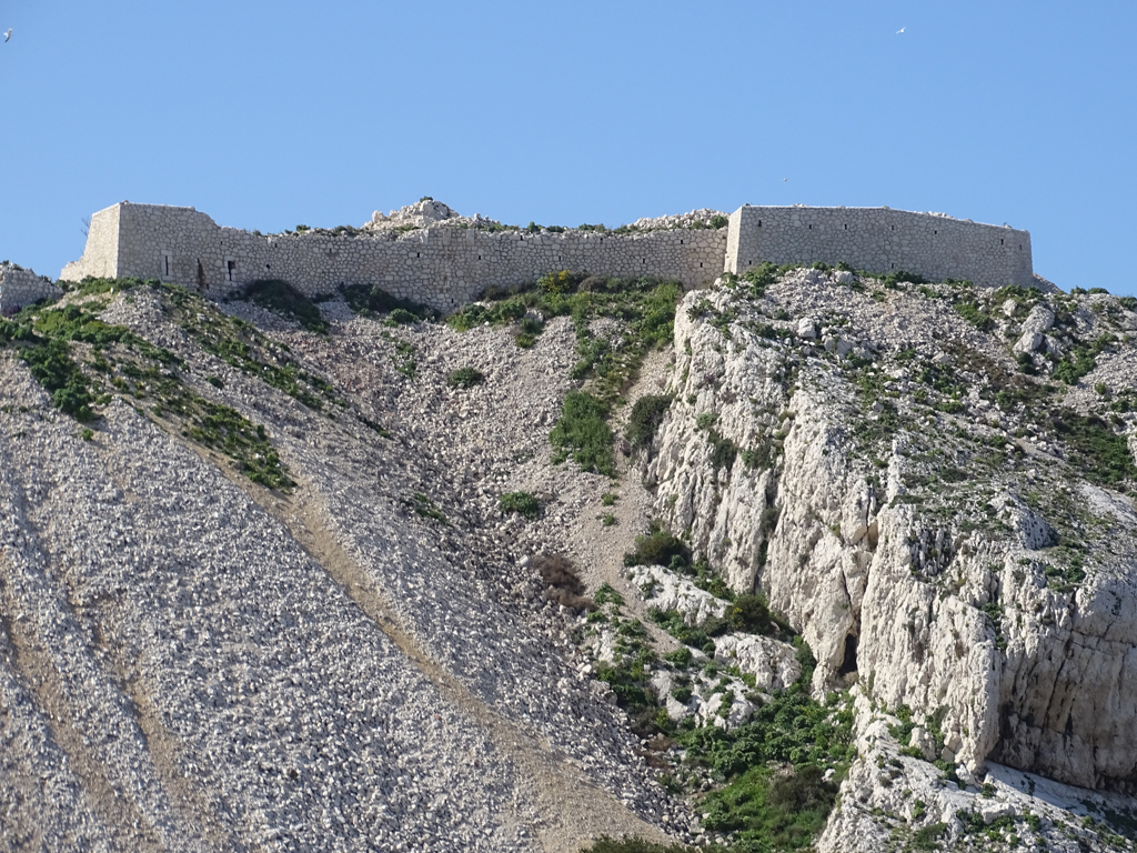 Vue extérieure d'une partie du front nord du revêtement du 2e groupe de batterie, bastionnet nord-est et bastion nord (e) 