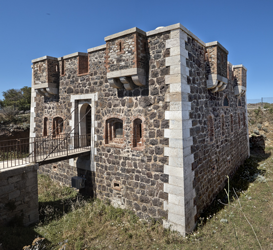 Tour crénelée type 1846 n° 2 , façade d'entrée, porte à pont-levis, façade latérale et fossé.