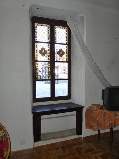 Rez-de-chaussée, salon. Mur nord, fenêtre avec banquette en bois aménagée dans l'allège.