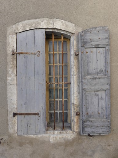 Fenêtre de logis avec encadrement en pierre de taille en arc segmentaire. Maison située au bourg de Ribiers (parcelle 1998 E2 598).