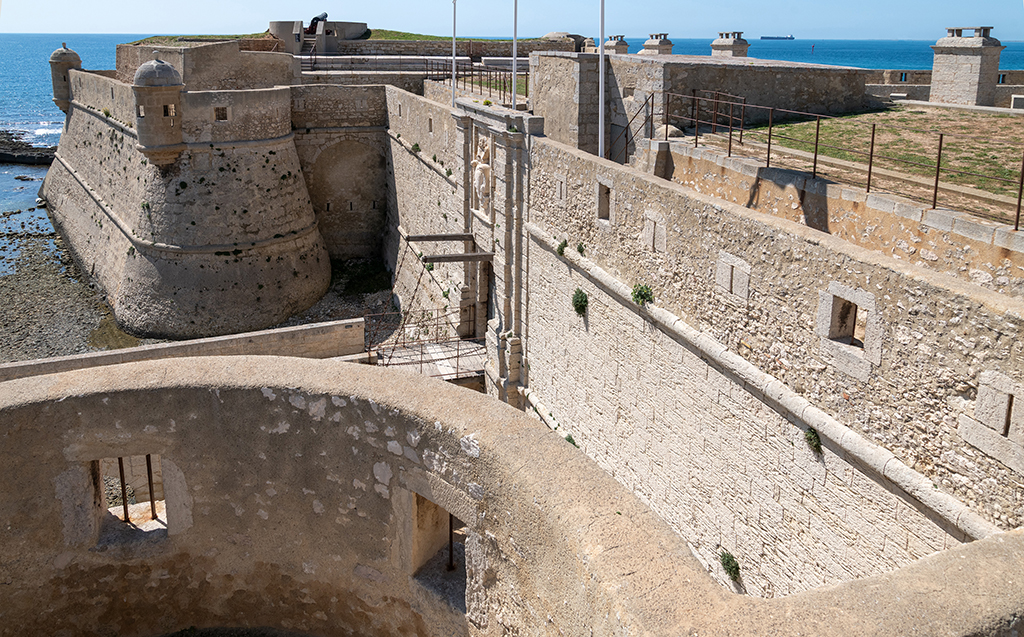 Vue plongeante de la courtine d'entrée et du flanc du demi-bastion de droite, prise du cavalier du demi-bastion de gauche.