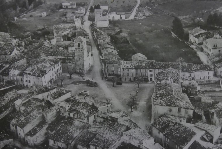 [Ribiers. Vue aérienne de la place de la Fontaine prise du nord], années 1930.