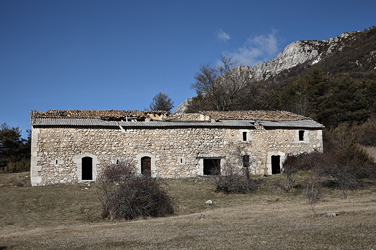 Castellane. ferme du Grand Rayaup, dépendance agricole du seigneur d'Eoulx. Vue d'ensemble prise du sud.