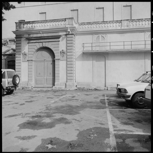 Façade ouest du théâtre, pavillon M se détachant de l'avant-corps.