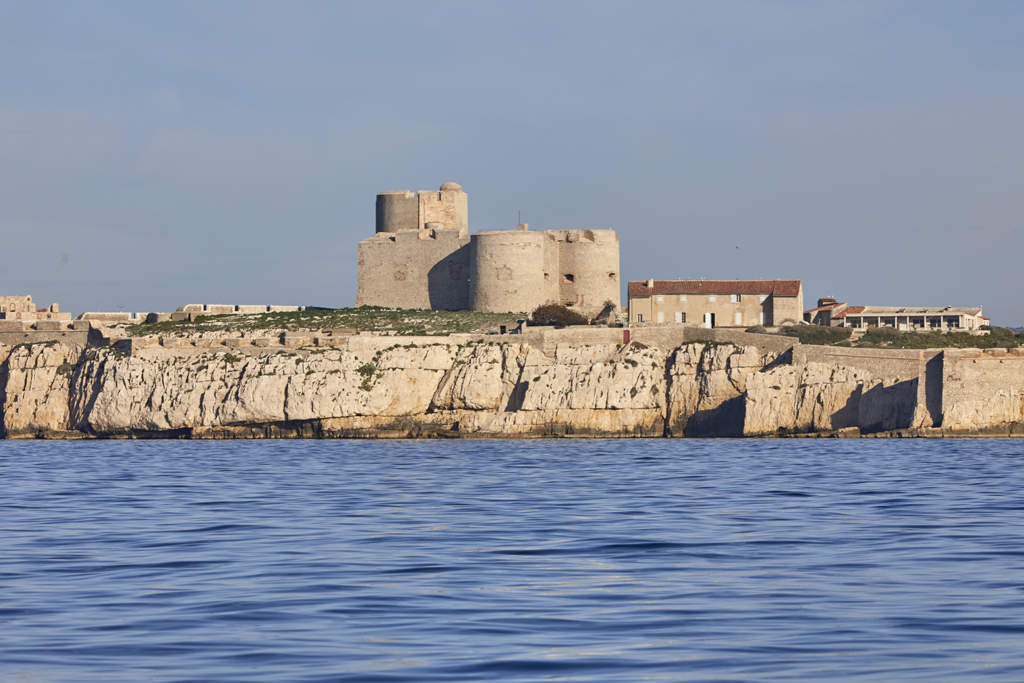 Vue générale sud de la partie centrale de l'îlle et du château d'If.  Donjon, caserne principale (L) et caserne secondaire nord (g)