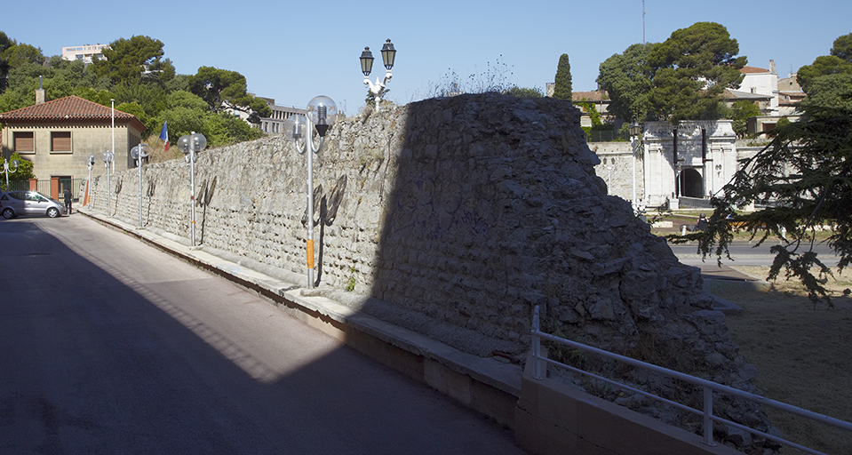 Restes de la face droite du revêtement de la demi-lune de la porte d'Italie.