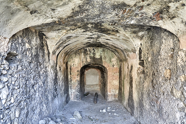 Fort St Nicolas : intérieur voûté du passage vers la poterne de sortie gauche de la demi lune de Beaufort.