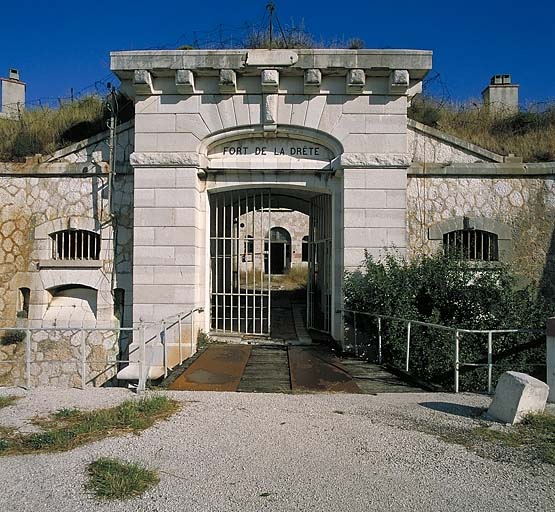 Bâtiment a. Ensemble de la porte du fort.