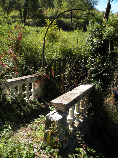 Ponceau franchissant le ruisseau.