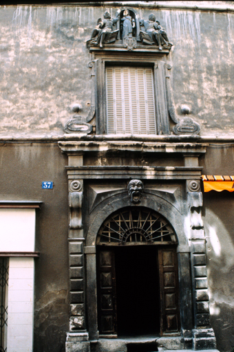 Façade antérieure est. Travée centrale, porte d'entrée.