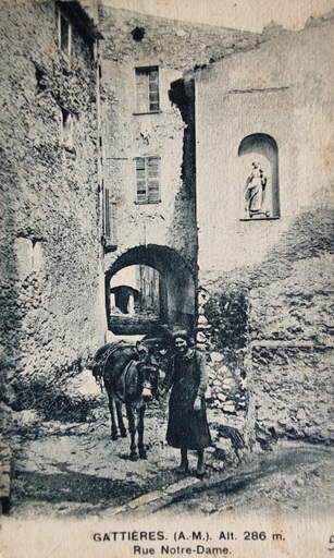 GATTIERES. (A.-M.).  Alt. 286 m. / Rue Notre-Dame [Niche-oratoire avec une statue de la Vierge, avant 1927]. 