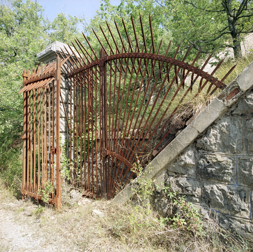 Détail de grille de protection avec raccord en quart de rosace dans le sas à ciel ouvert de l'entrée du réduit, première porte.