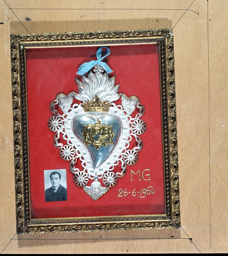 ex-voto, tableau : Coeur de dévotion sur fond rouge