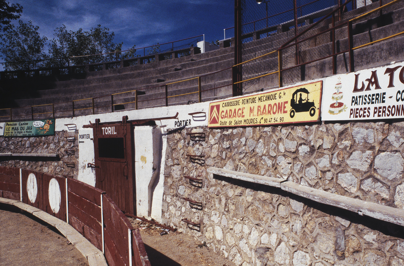 Mur de contrepiste et tribune nord. Volume partiel vu de l'est.