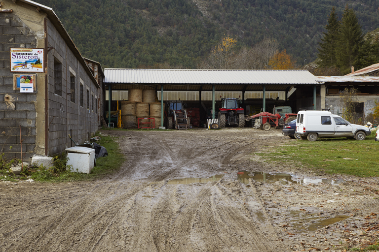 La cour de l'exploitation avec les bâtiments de stockage depuis l'entrée principale à l'est.