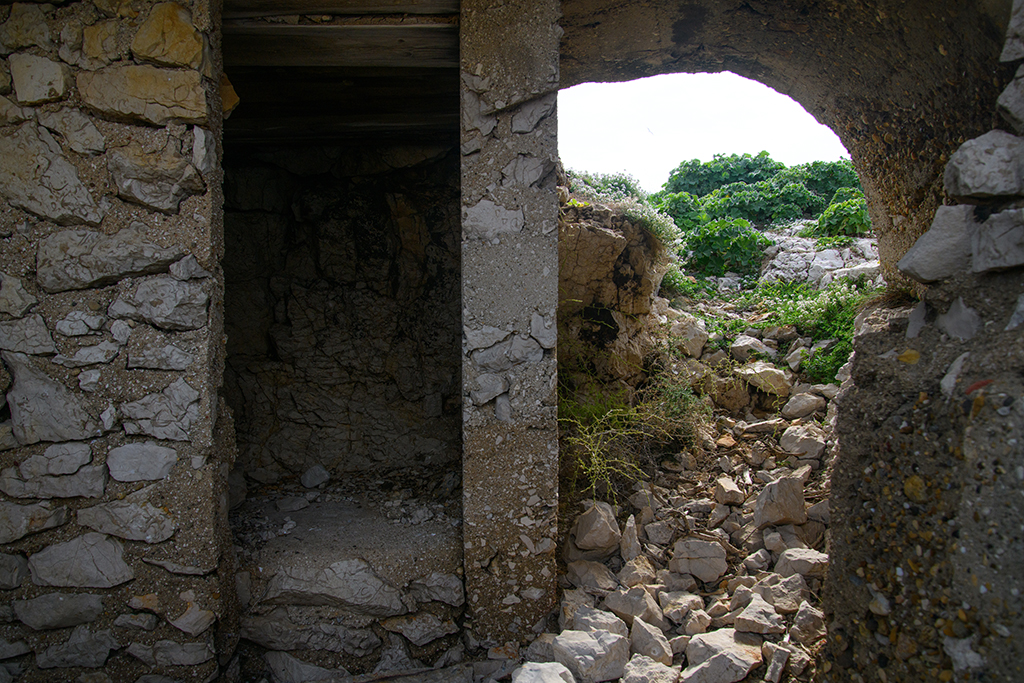 Batterie sudwall, autre poste de défense (n-e) pour mitrailleuse à flanc de pente, abri et porte à l'arrière, vus de l'interieur