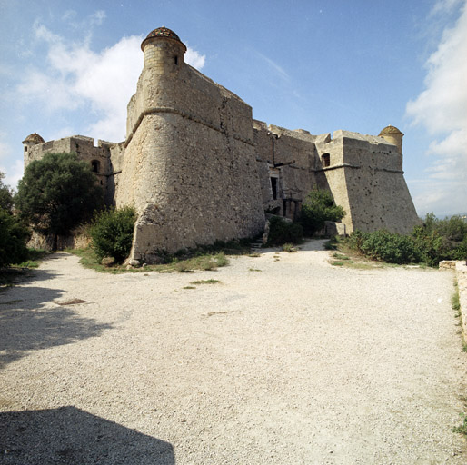 Le fort vu du sud-est, façade d'entrée.