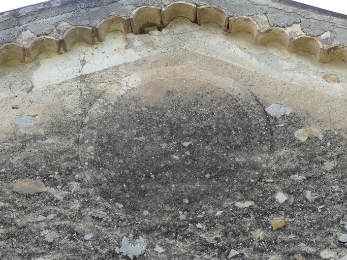 Décor peint de faux oculus. Ferme au quartier du Virail (Ribiers).