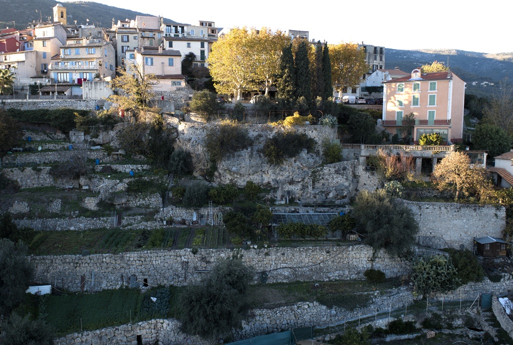 Jardins potagers aménagés en terrasses sous le village. 