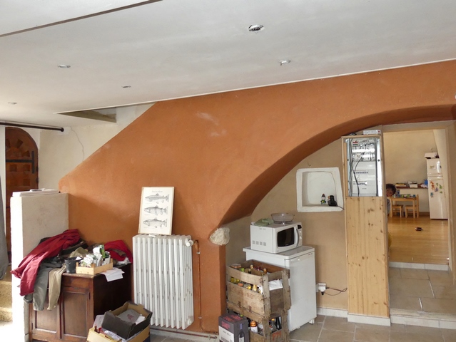 Bâtiment du logis. Rez-de-chaussée, logis. Mur nord, escalier menant à l'étage.