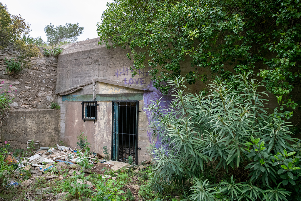 Casemate de flanquement Est, type Regelbau 680, mur de gorge avec porte d'entrée rétrécie,mur de soutènement des remblais latéraux
