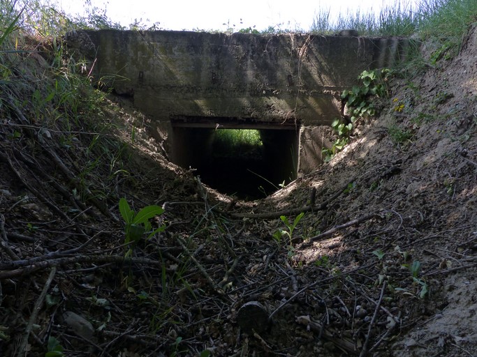 Passage du canal d'arrosage sous un ponceau agricole, au quartier de l'Ecole.