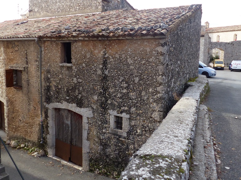 Entrepôt agricole dans le village (2023 B 729). Fenil sur remise et/ou étable.