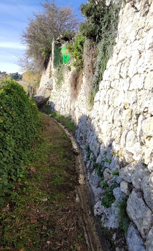 Village. Canal d'irrigation le long de la rue des Ferrailles.