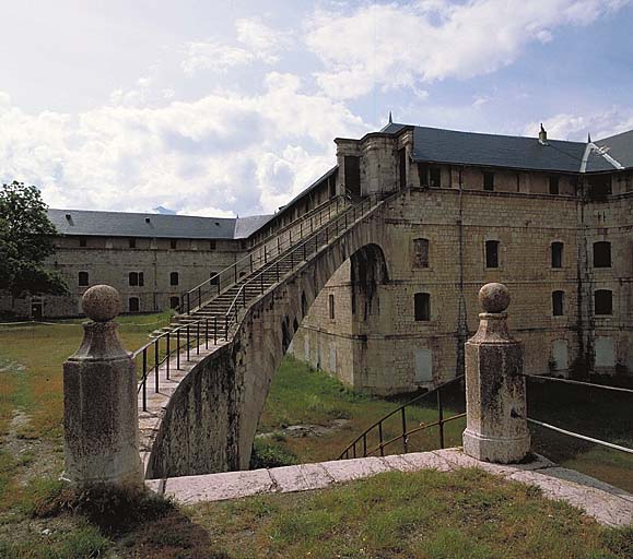 Arc-boutant et escalier d'accès aux combles.