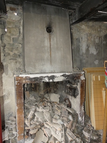 Rez-de-chaussée surélevé, cuisine. Mur est, cheminée.