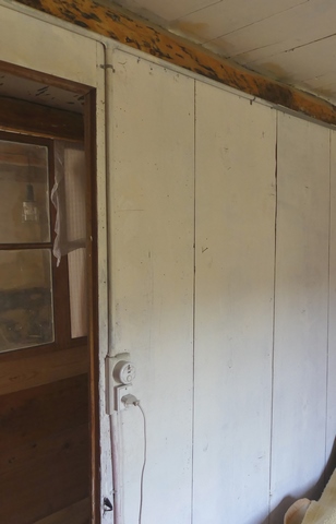 Etage, chambre centrale. Cloison en planches.