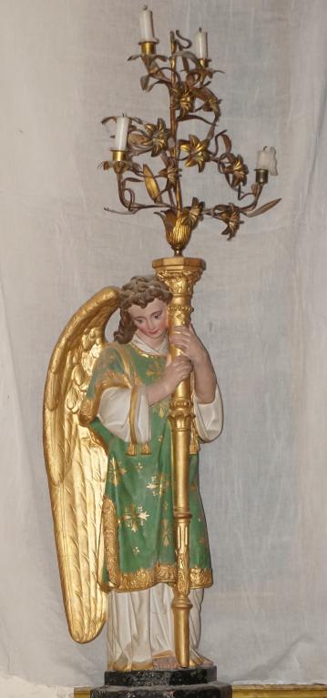 Paire de chandeliers d'autel : anges porte-flambeau