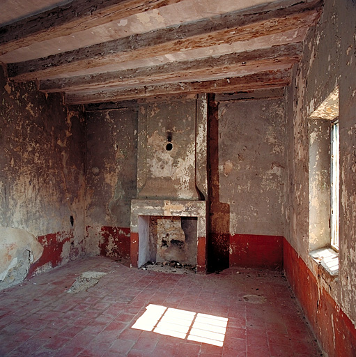 Bâtiment 37. Chambre du premier étage de la caserne 37.