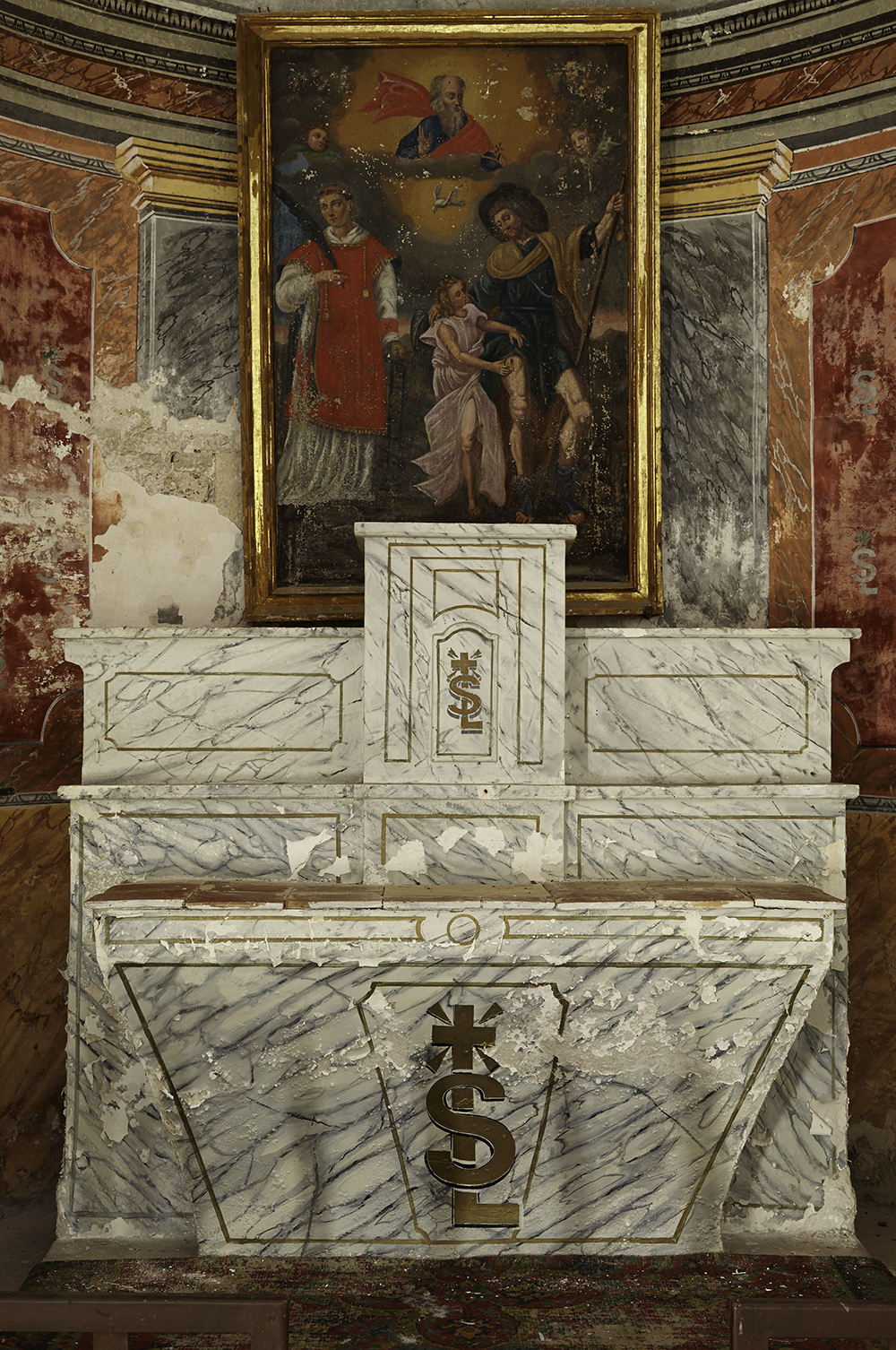 Ensemble de l'autel de Saint Laurent : autel, tabernacle, deux gradins d'autel