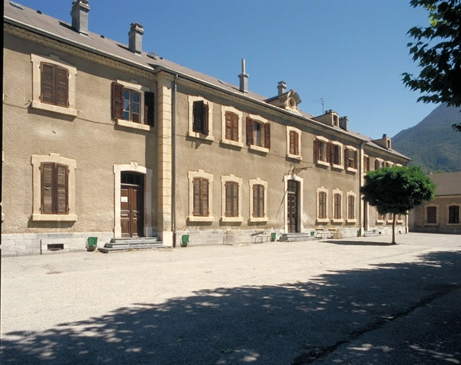 groupe scolaire mixte, mairie, tribunal