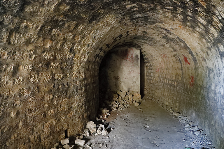  souterrain-caverne, segment de couloir voûté à la sortie de la galerie principale (issue est)