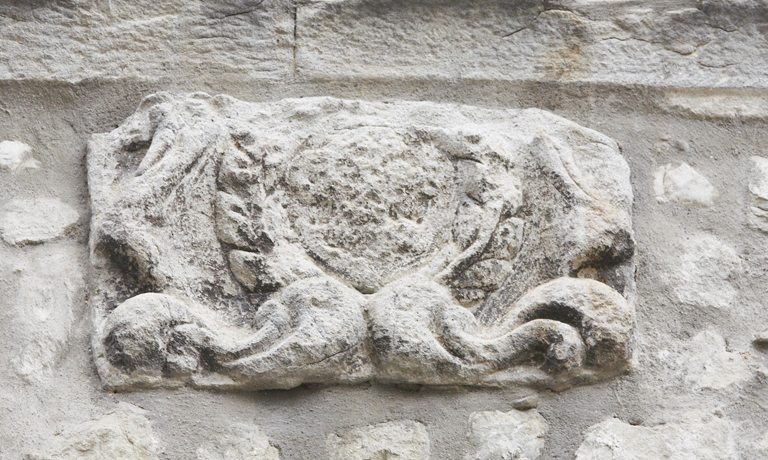 La façade de l'ancien hôtel de ville : détail des armoiries de la ville.