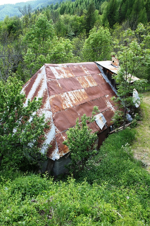 Ferme à Chaumie Haut. Toit pentu avec croupe couvert en plaques de tôle plate et ondulée.