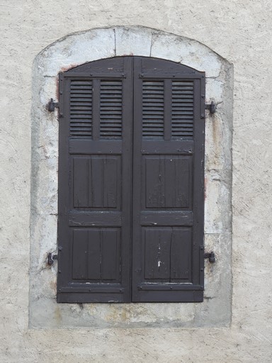 Pignon sud, premier niveau. Fenêtre en arc segmentaire.