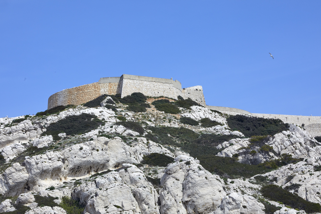 Sur sud de l'extrémité ouest, revêtement en hémicycle de l'emplacement de tir n°1 recoupé par la saillie d'un reste d'ouvrages du XVIIe siècle